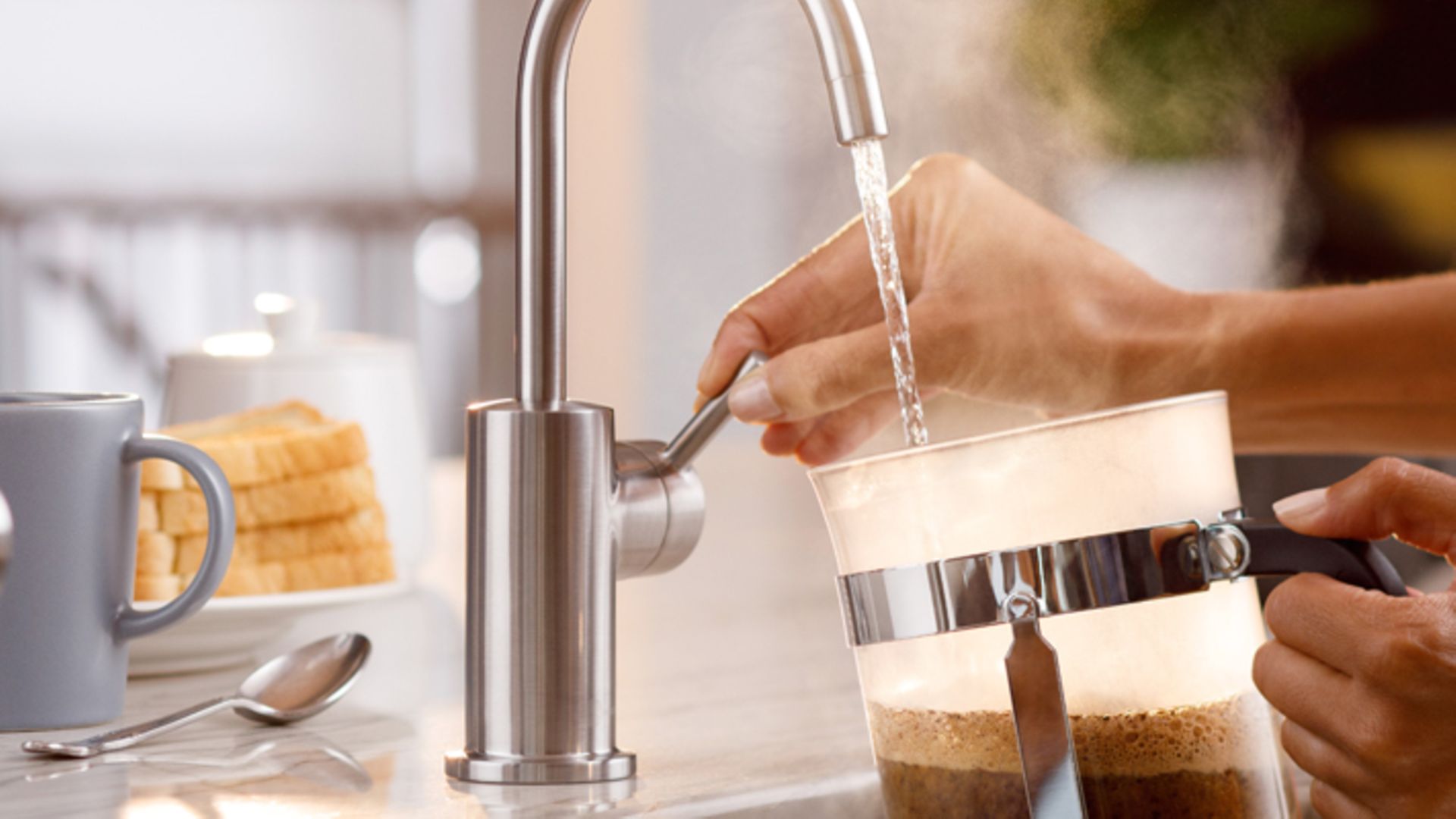 Distributeur d'eau chaude / froide et machine à glaçons HKE-700
